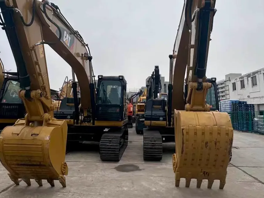 Used excavator bucket teeth and bucket front view