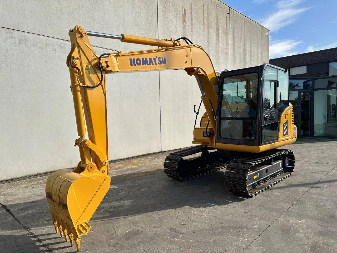 Used Komatsu PC60 PC70 midi excavator
