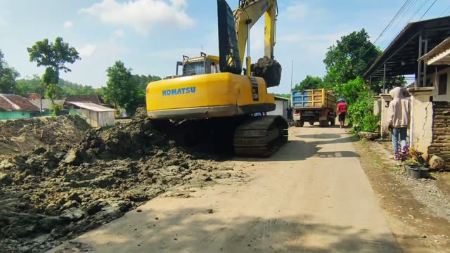 Komatsu PC200 PC210 display video thumbnail